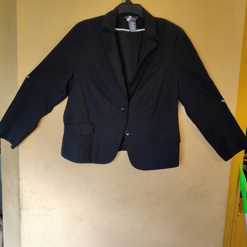Classic Black Blazer with Structured Shoulders